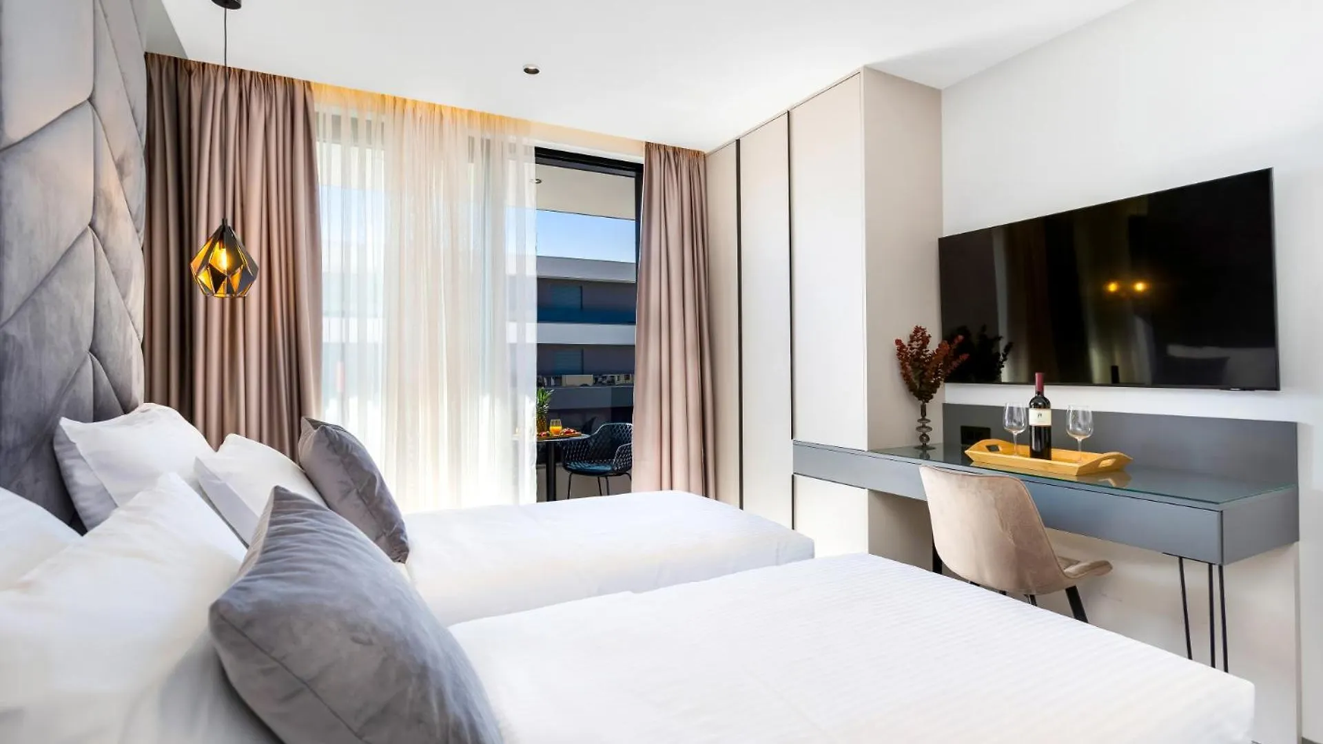 Fly Room - S3 - Mpolo 梅杜林